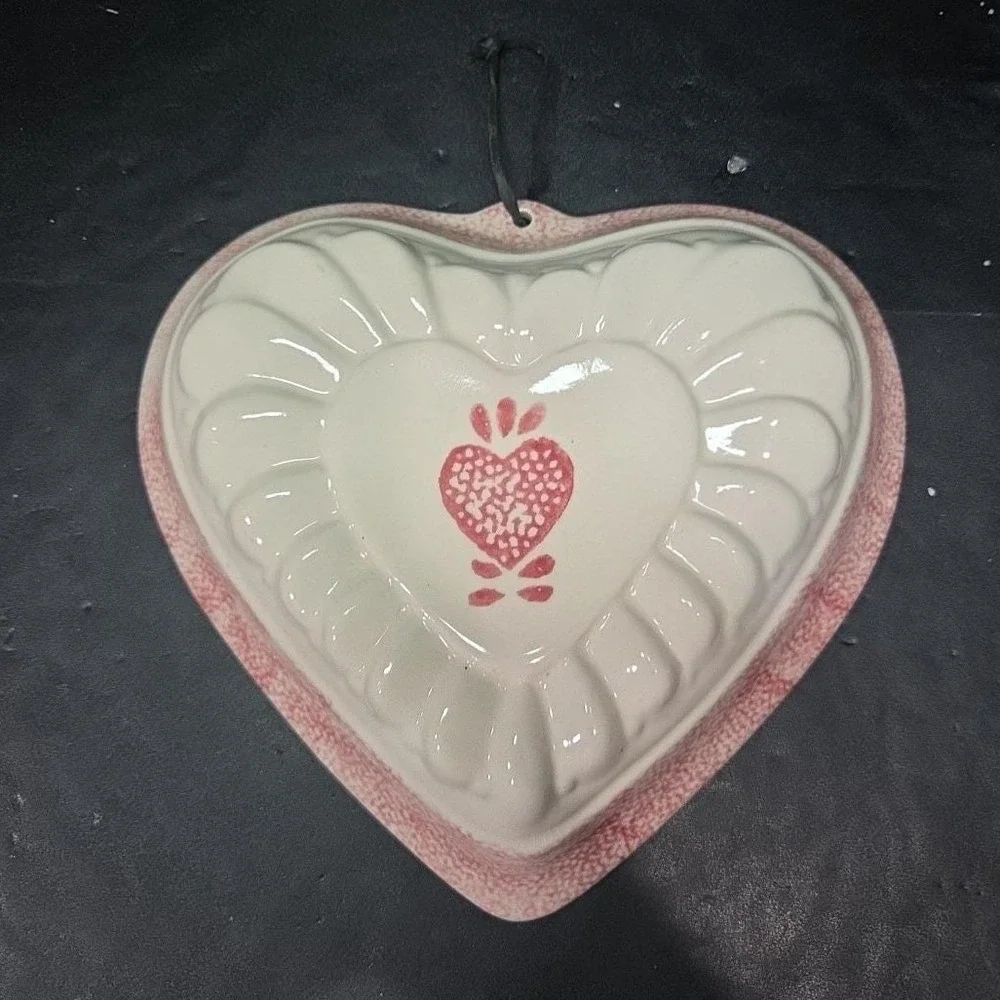 Hartstone Ceramic Heart Shaped Wall‎ Art, Vintage Speckled Puff Sponge Design